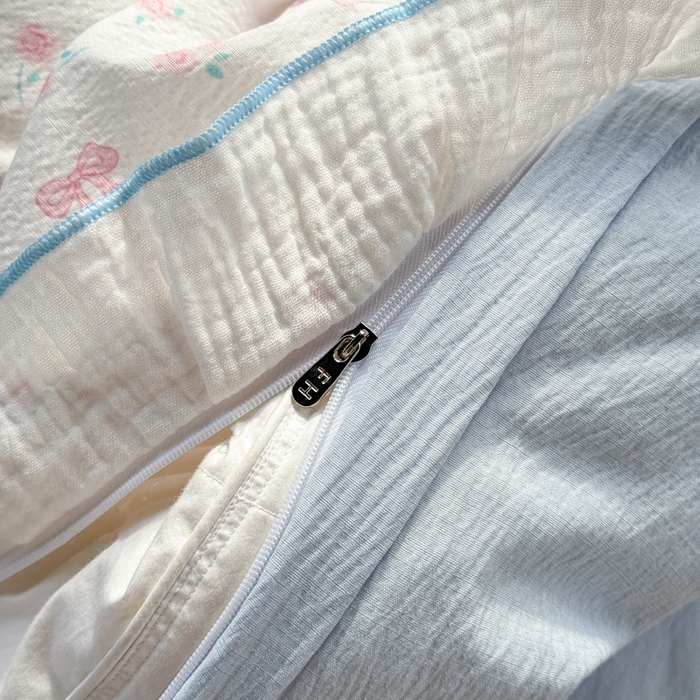 91家纺网 家纺一手货源 找家纺 繁花家居 2025新款高弹线云感木棉多层纱花边超软四件套 粉粉小呆猫