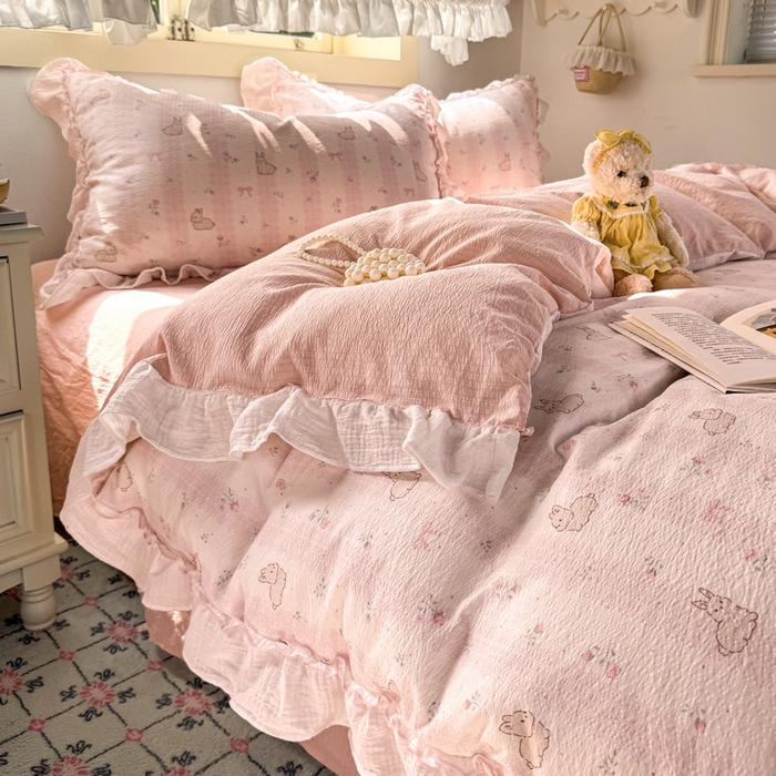 91家纺网 家纺一手货源 找家纺 繁花家居 2025新款高弹线云感木棉多层纱花边超软四件套 小花兔兔