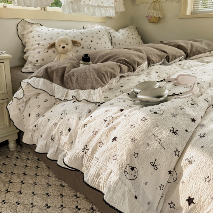 91家纺网 家纺一手货源 找家纺 繁花家居 2025新款高弹线云感木棉多层纱花边超软四件套 灰头小猫