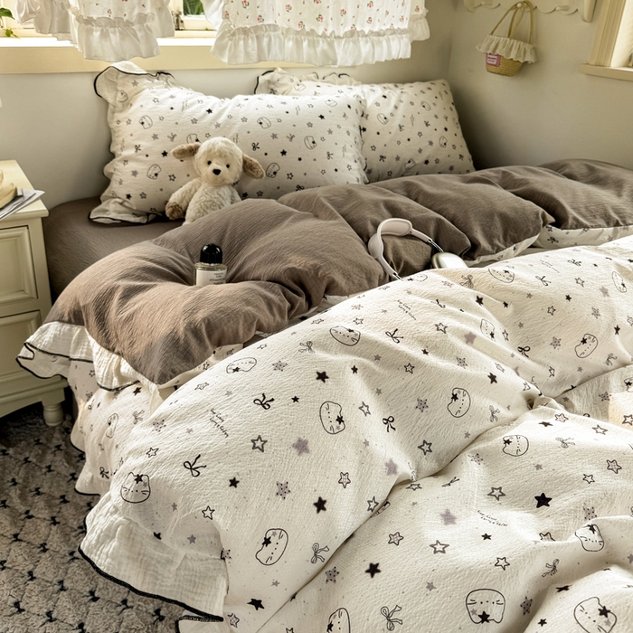 91家纺网 家纺一手货源 找家纺 繁花家居 2025新款高弹线云感木棉多层纱花边超软四件套 灰头小猫