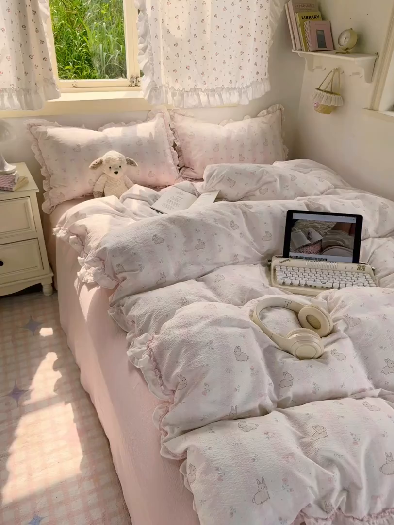 91家纺网 家纺一手货源 找家纺 繁花家居 2025新款高弹线云感木棉多层纱花边超软四件套 小花兔兔