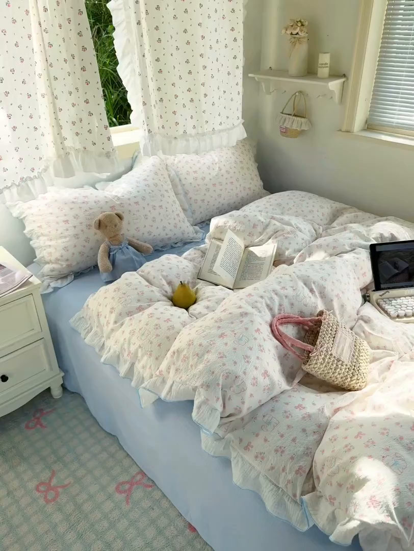 91家纺网 家纺一手货源 找家纺 繁花家居 2025新款高弹线云感木棉多层纱花边超软四件套 粉粉小呆猫