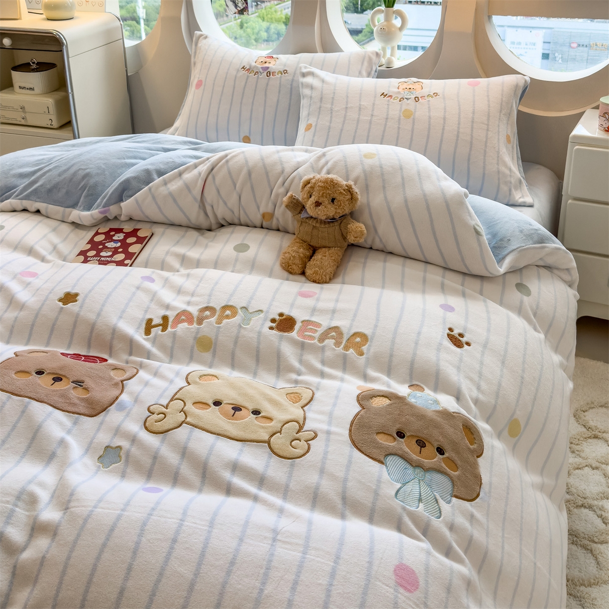 91家纺网 家纺一手货源 找家纺 兄弟坊 2025新款卡通消光牛奶绒贴布绣四件套 熊熊乐园