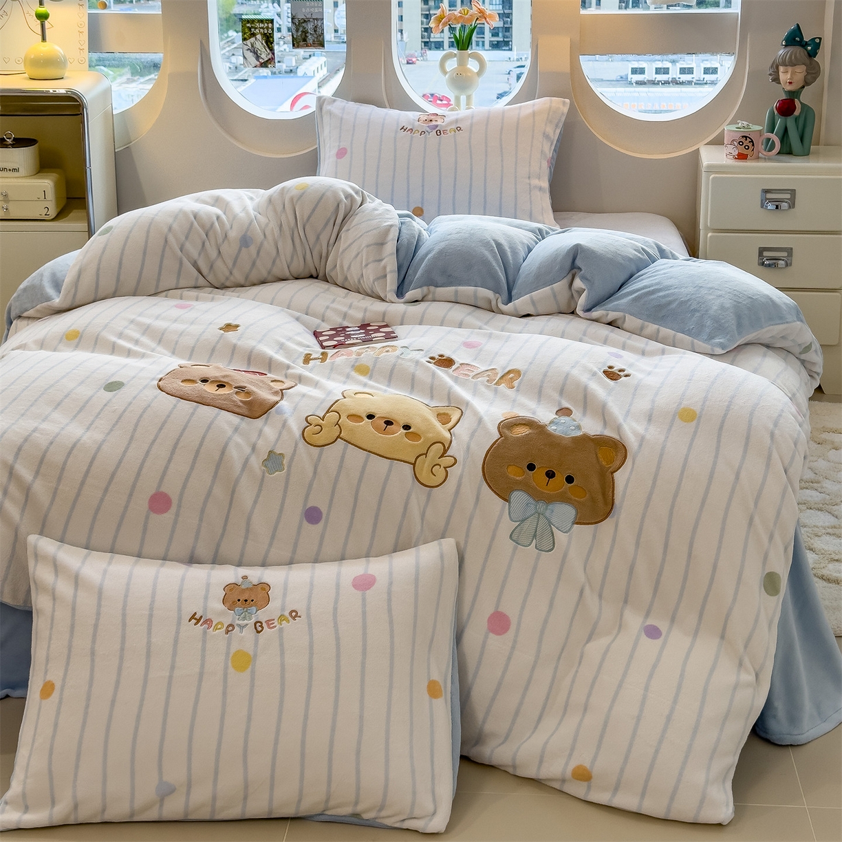 91家纺网 家纺一手货源 找家纺 兄弟坊 2025新款卡通消光牛奶绒贴布绣四件套 熊熊乐园