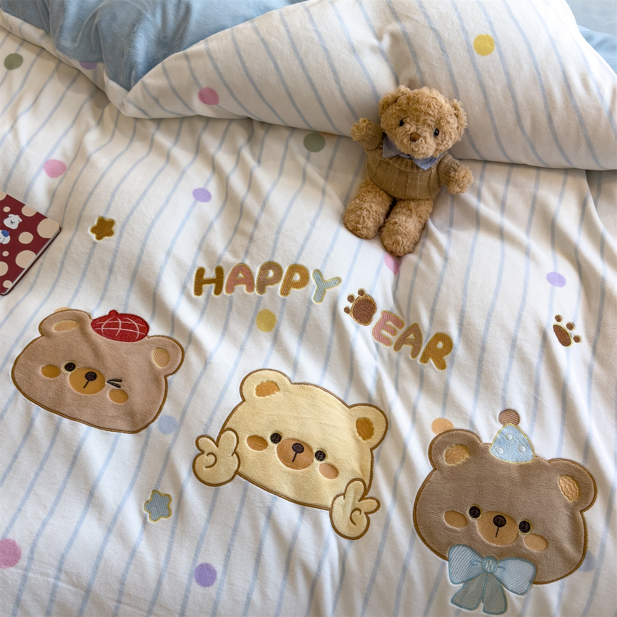 91家纺网 家纺一手货源 找家纺 兄弟坊 2025新款卡通消光牛奶绒贴布绣四件套 熊熊乐园