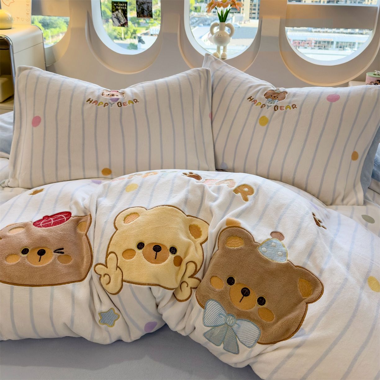 91家纺网 家纺一手货源 找家纺 兄弟坊 2025新款卡通消光牛奶绒贴布绣四件套 熊熊乐园