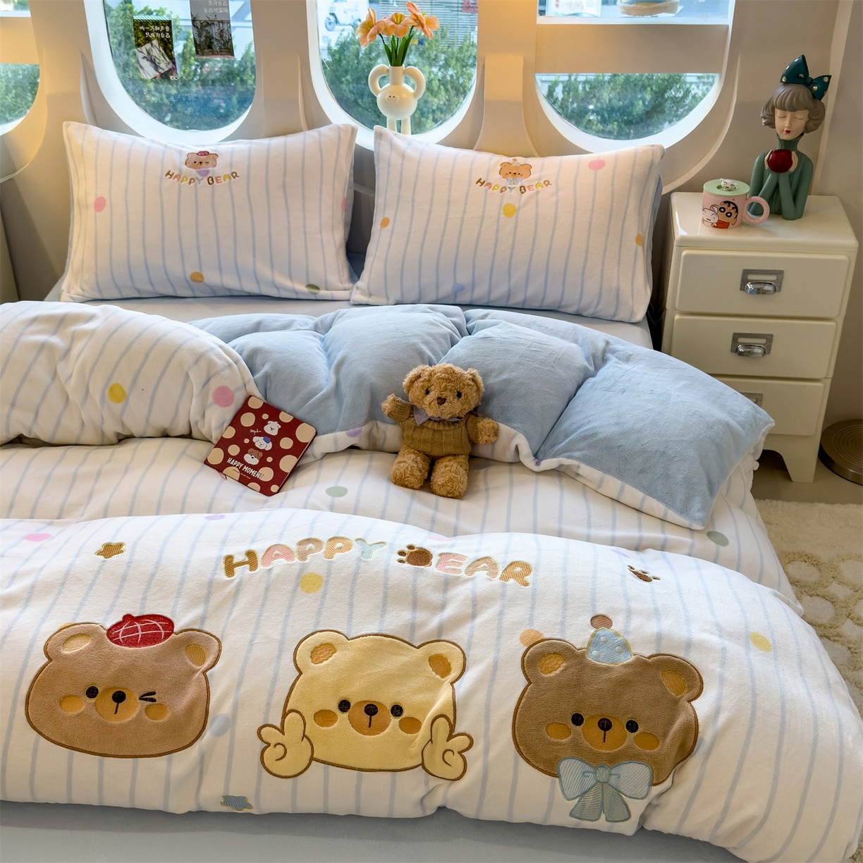 91家纺网 家纺一手货源 找家纺 兄弟坊 2025新款卡通消光牛奶绒贴布绣四件套 熊熊乐园