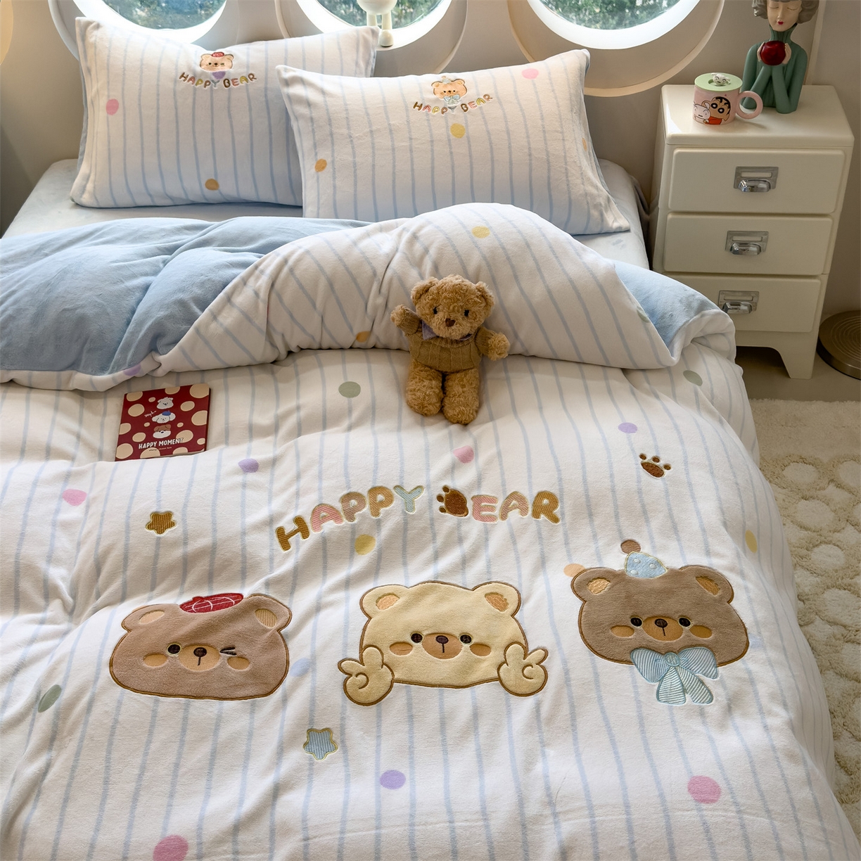 91家纺网 家纺一手货源 找家纺 兄弟坊 2025新款卡通消光牛奶绒贴布绣四件套 熊熊乐园