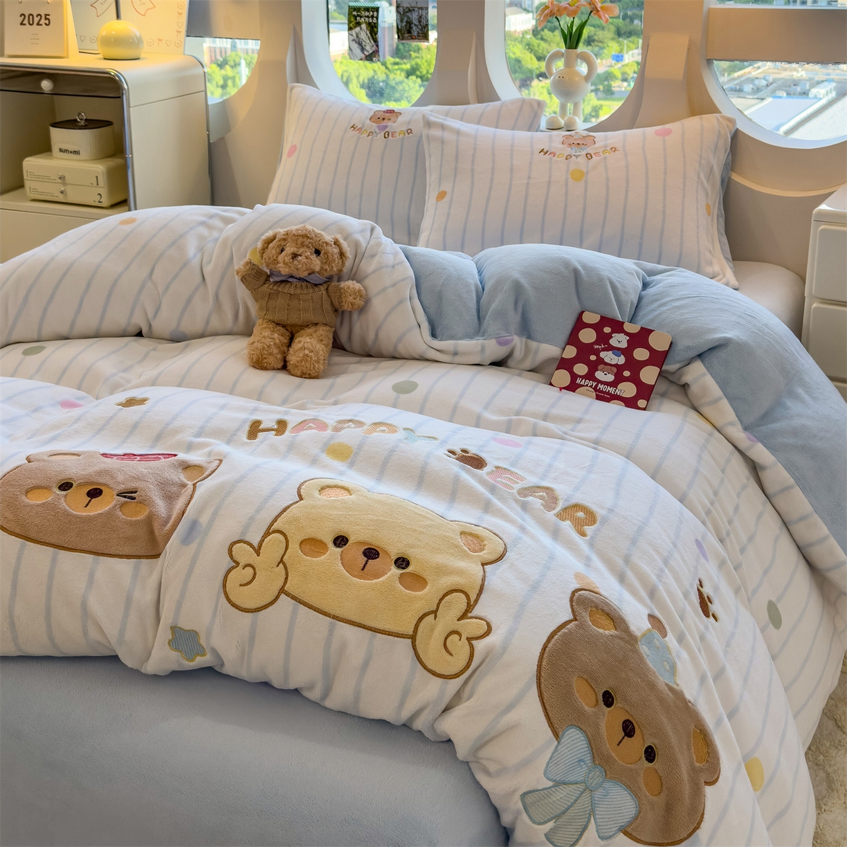 91家纺网 家纺一手货源 找家纺 兄弟坊 2025新款卡通消光牛奶绒贴布绣四件套 熊熊乐园