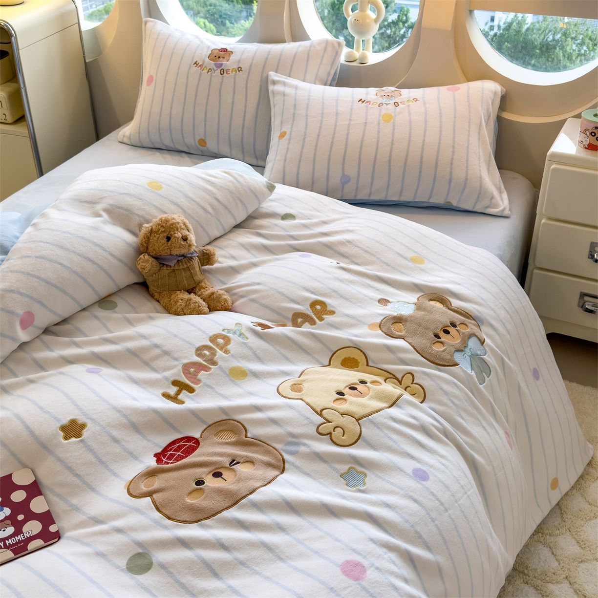 91家纺网 家纺一手货源 找家纺 兄弟坊 2025新款卡通消光牛奶绒贴布绣四件套 熊熊乐园