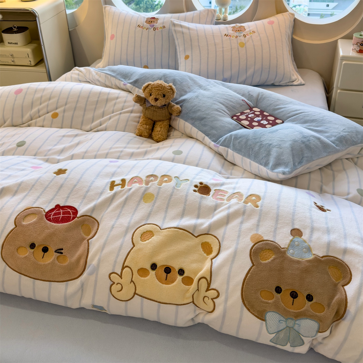 91家纺网 家纺一手货源 找家纺 兄弟坊 2025新款卡通消光牛奶绒贴布绣四件套 熊熊乐园