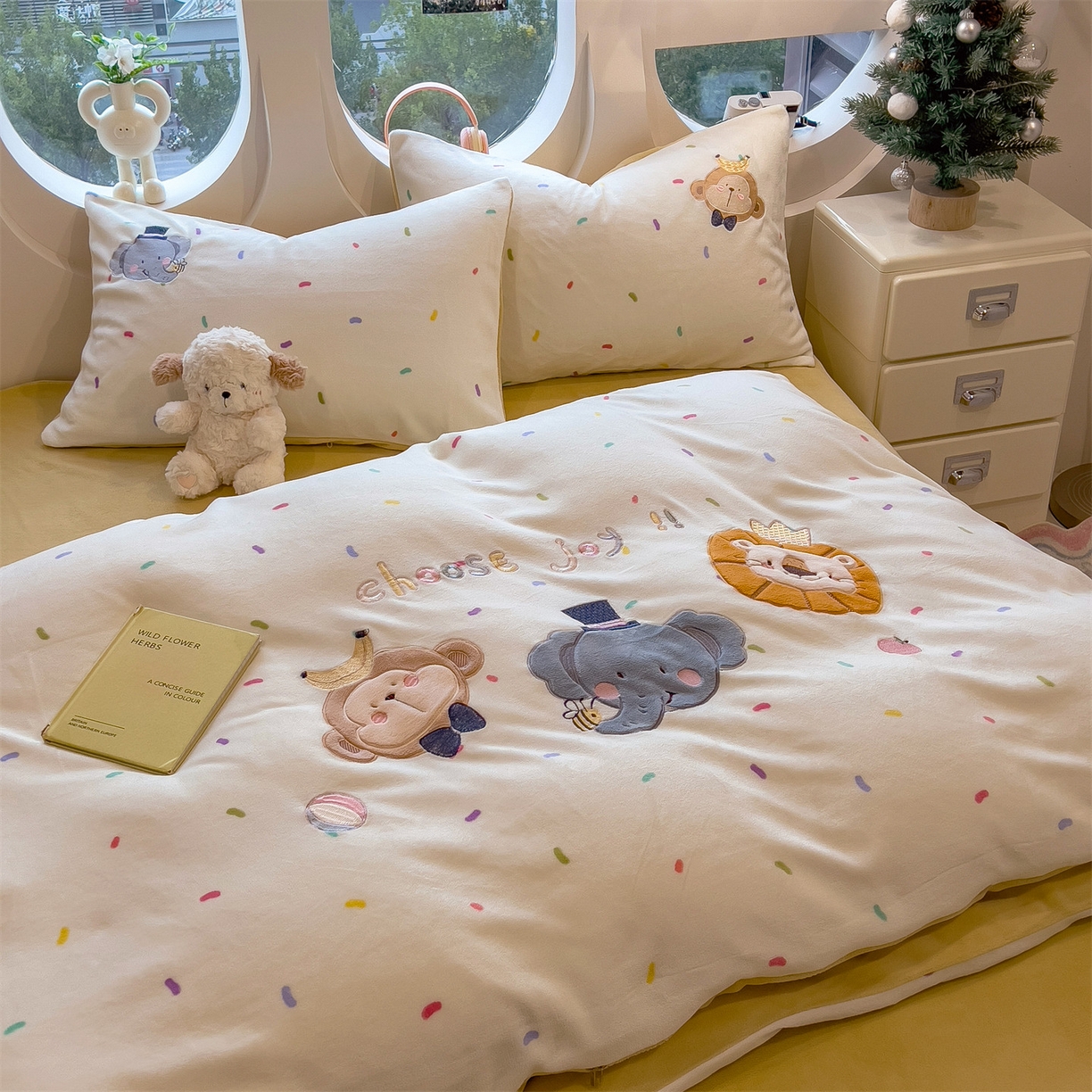 91家纺网 家纺一手货源 找家纺 兄弟坊 2025新款卡通消光牛奶绒贴布绣四件套 有趣动物园