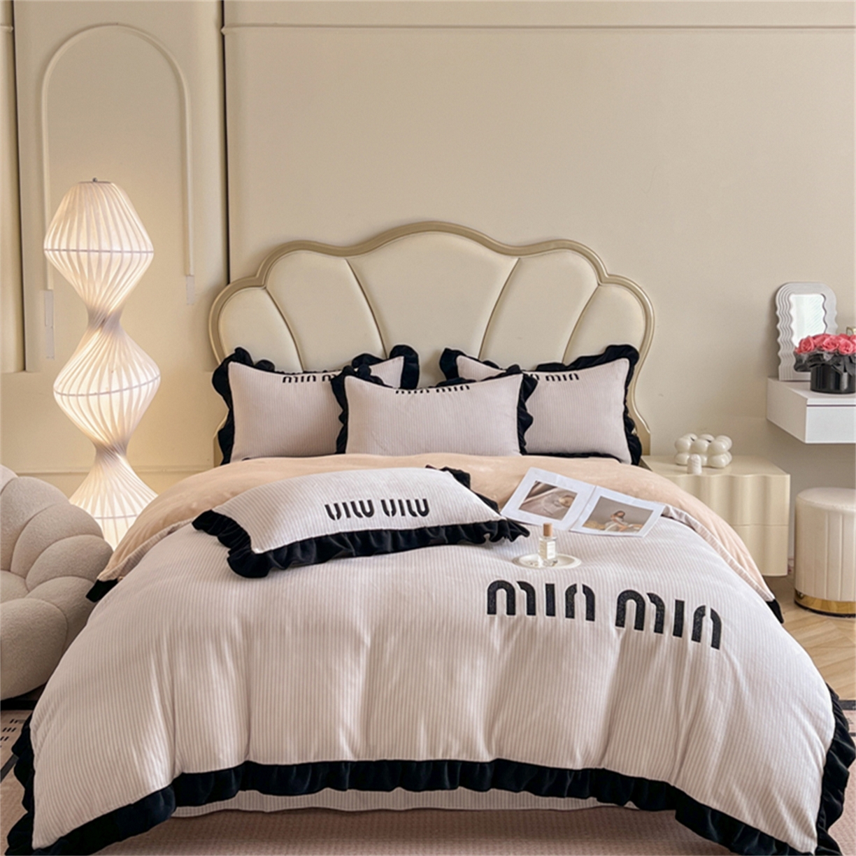 91家纺网 家纺一手货源 找家纺 （总）博纳 2025新款210克全消光牛奶绒绣花撞色花边吊边床单四件套-遇见