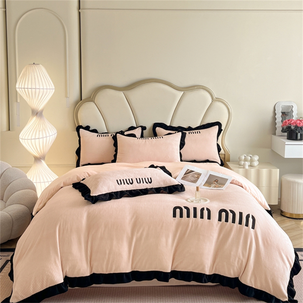 91家纺网 家纺一手货源 找家纺 （总）博纳 2025新款210克全消光牛奶绒绣花撞色花边吊边床单四件套-遇见