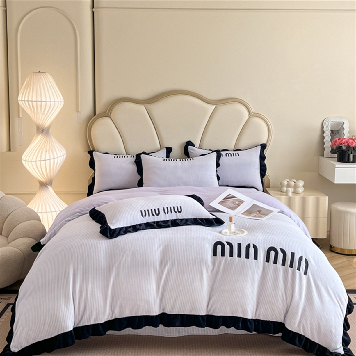 91家纺网 家纺一手货源 找家纺 （总）博纳 2025新款210克全消光牛奶绒绣花撞色花边吊边床单四件套-遇见