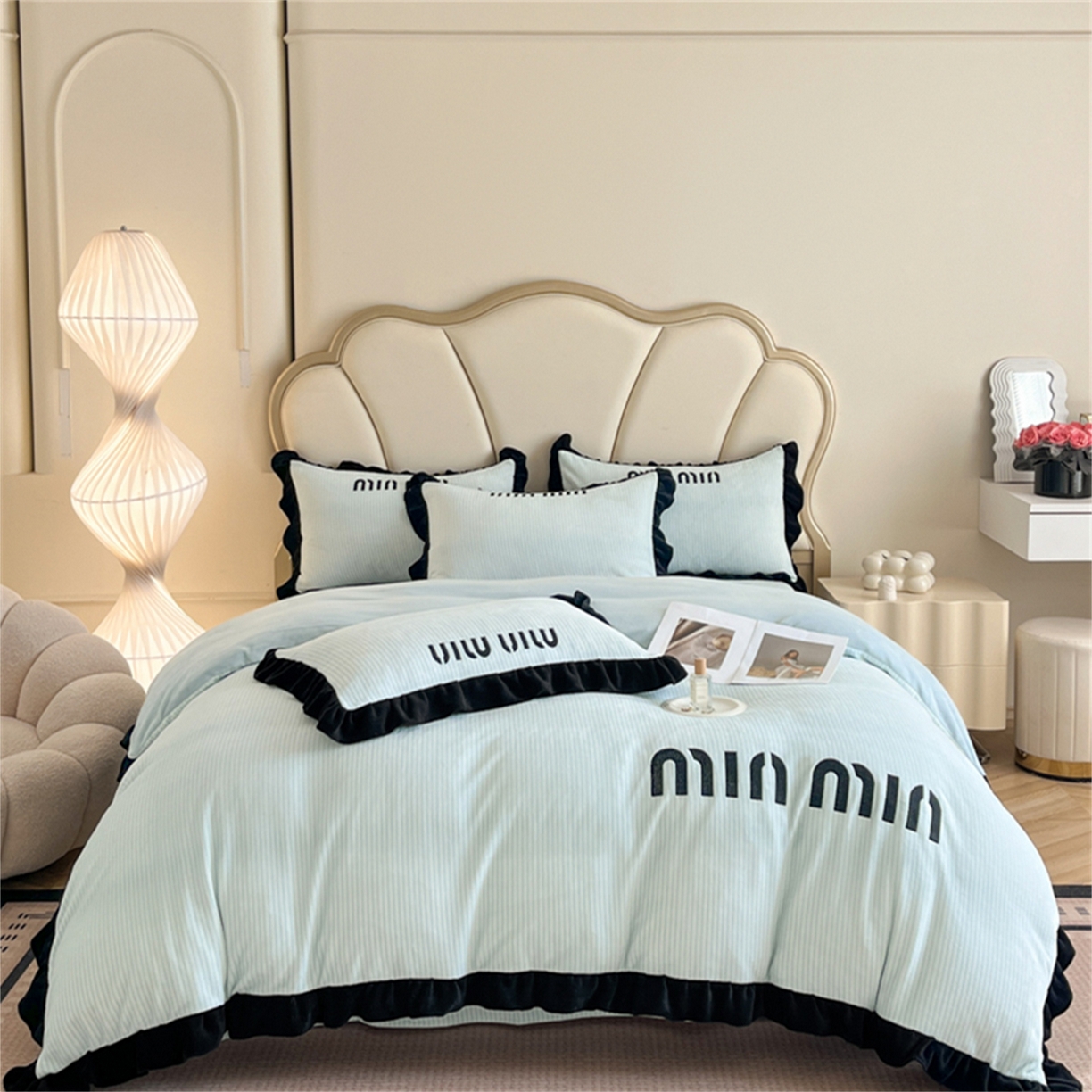 91家纺网 家纺一手货源 找家纺 （总）博纳 2025新款210克全消光牛奶绒绣花撞色花边吊边床单四件套-遇见