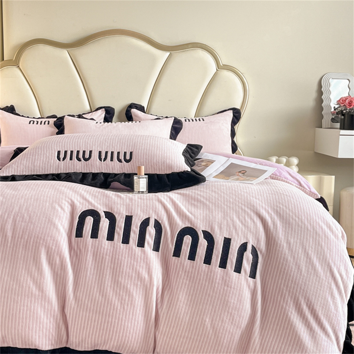 91家纺网 家纺一手货源 找家纺 （总）博纳 2025新款210克全消光牛奶绒绣花撞色花边吊边床单四件套-遇见