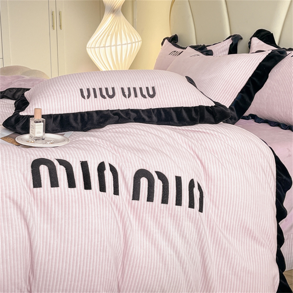 91家纺网 家纺一手货源 找家纺 （总）博纳 2025新款210克全消光牛奶绒绣花撞色花边吊边床单四件套-遇见