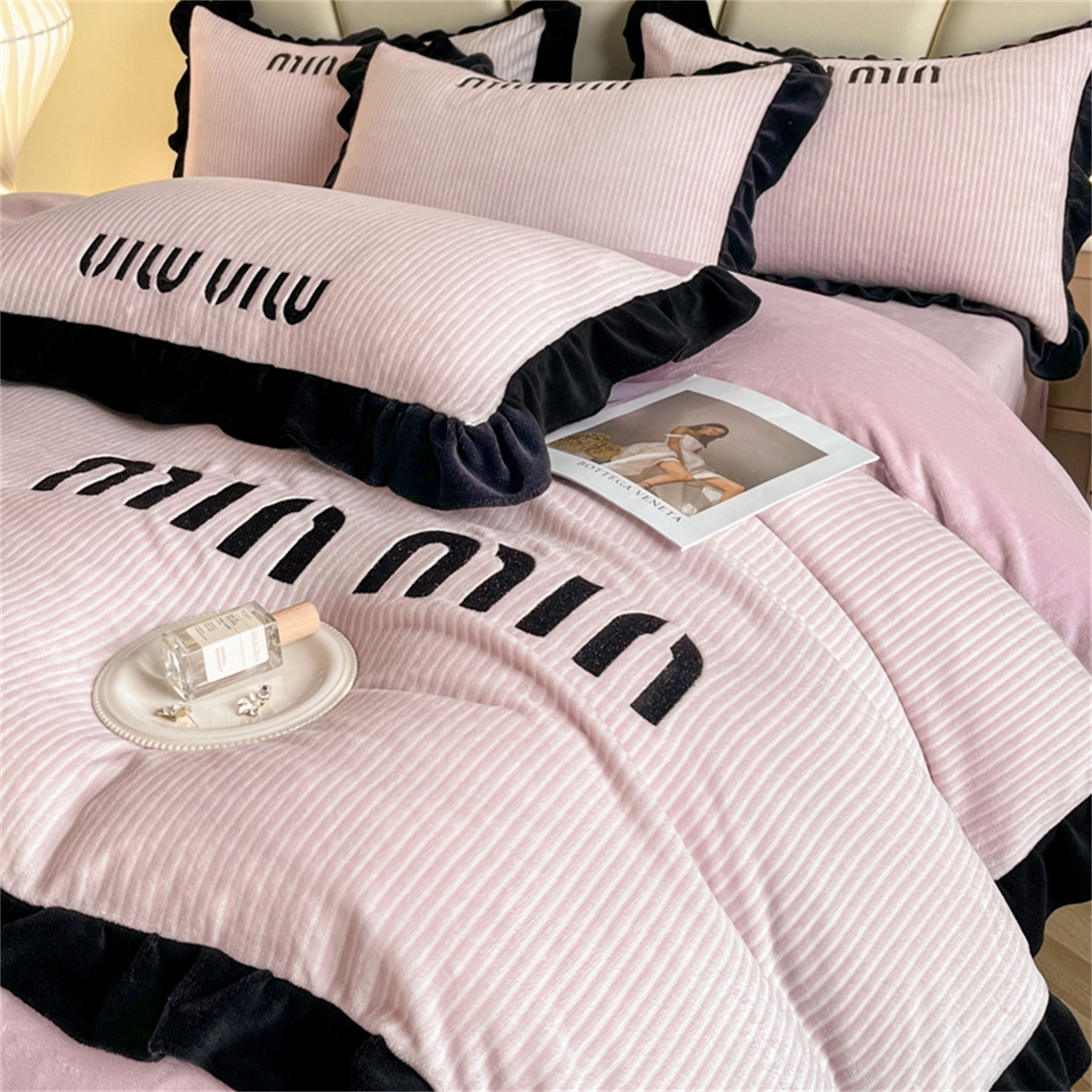 91家纺网 家纺一手货源 找家纺 （总）博纳 2025新款210克全消光牛奶绒绣花撞色花边吊边床单四件套-遇见