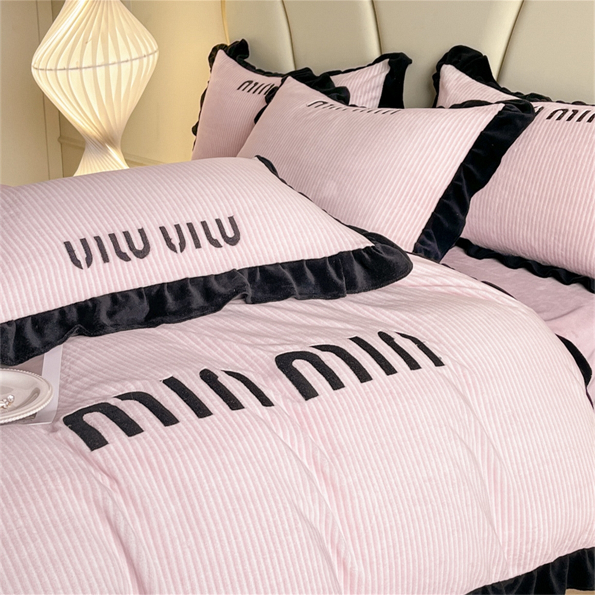 91家纺网 家纺一手货源 找家纺 （总）博纳 2025新款210克全消光牛奶绒绣花撞色花边吊边床单四件套-遇见