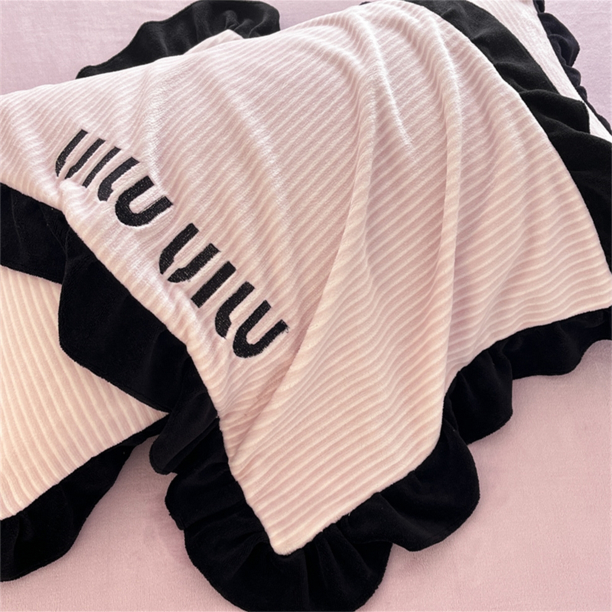 91家纺网 家纺一手货源 找家纺 （总）博纳 2025新款210克全消光牛奶绒绣花撞色花边吊边床单四件套-遇见