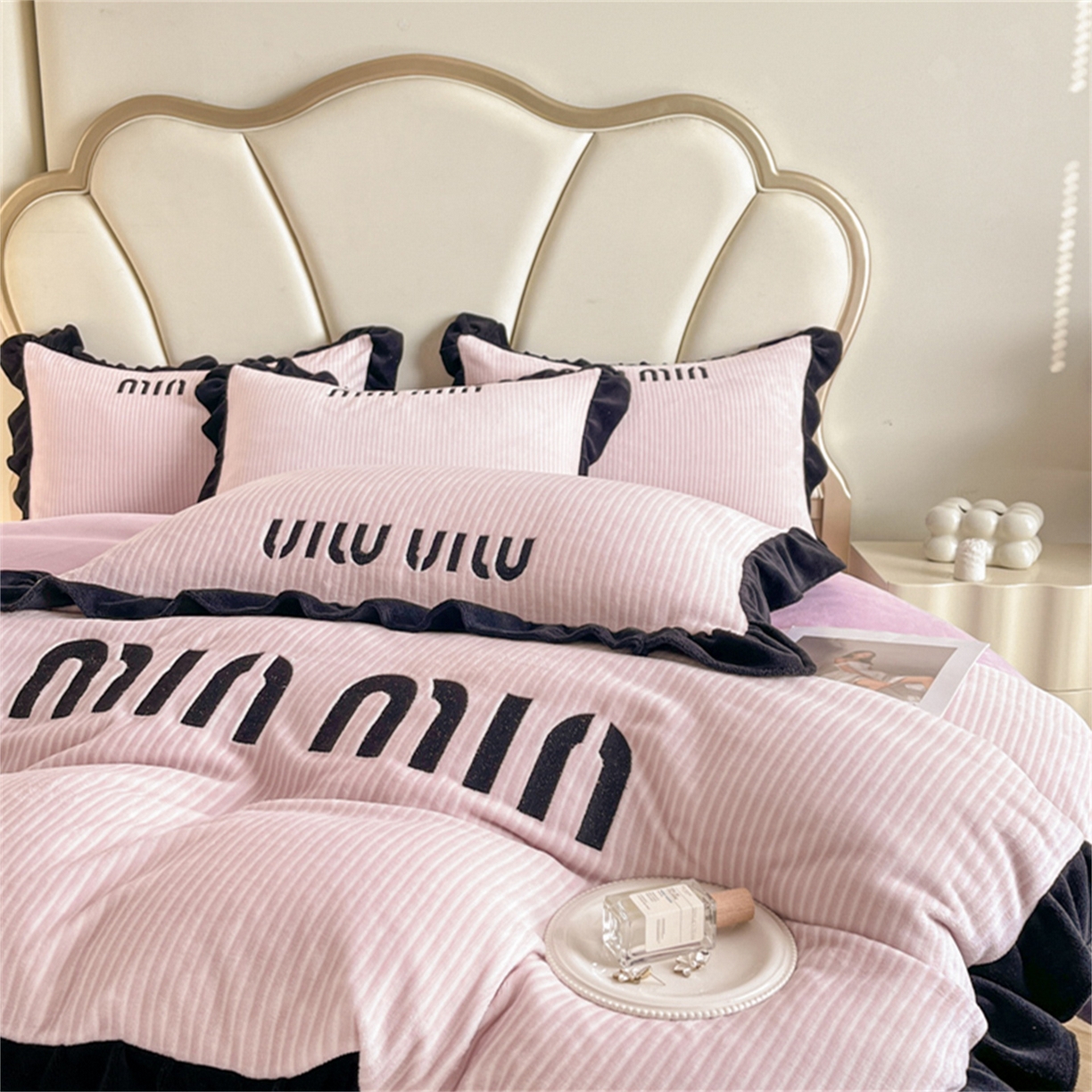 91家纺网 家纺一手货源 找家纺 （总）博纳 2025新款210克全消光牛奶绒绣花撞色花边吊边床单四件套-遇见