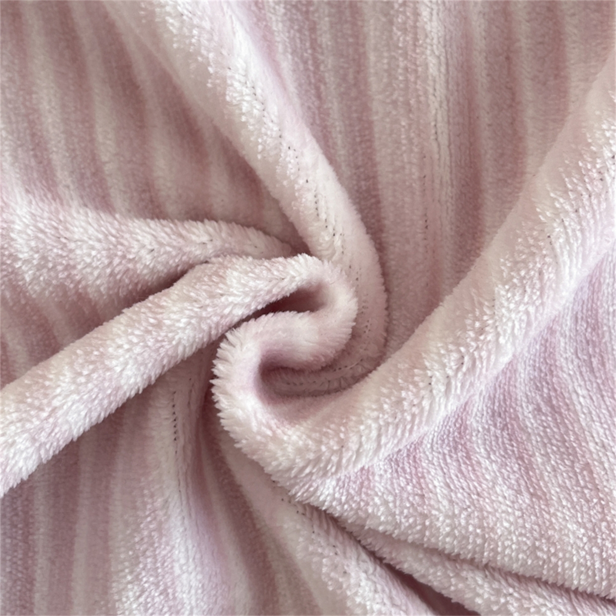 91家纺网 家纺一手货源 找家纺 （总）博纳 2025新款210克全消光牛奶绒绣花撞色花边吊边床单四件套-遇见