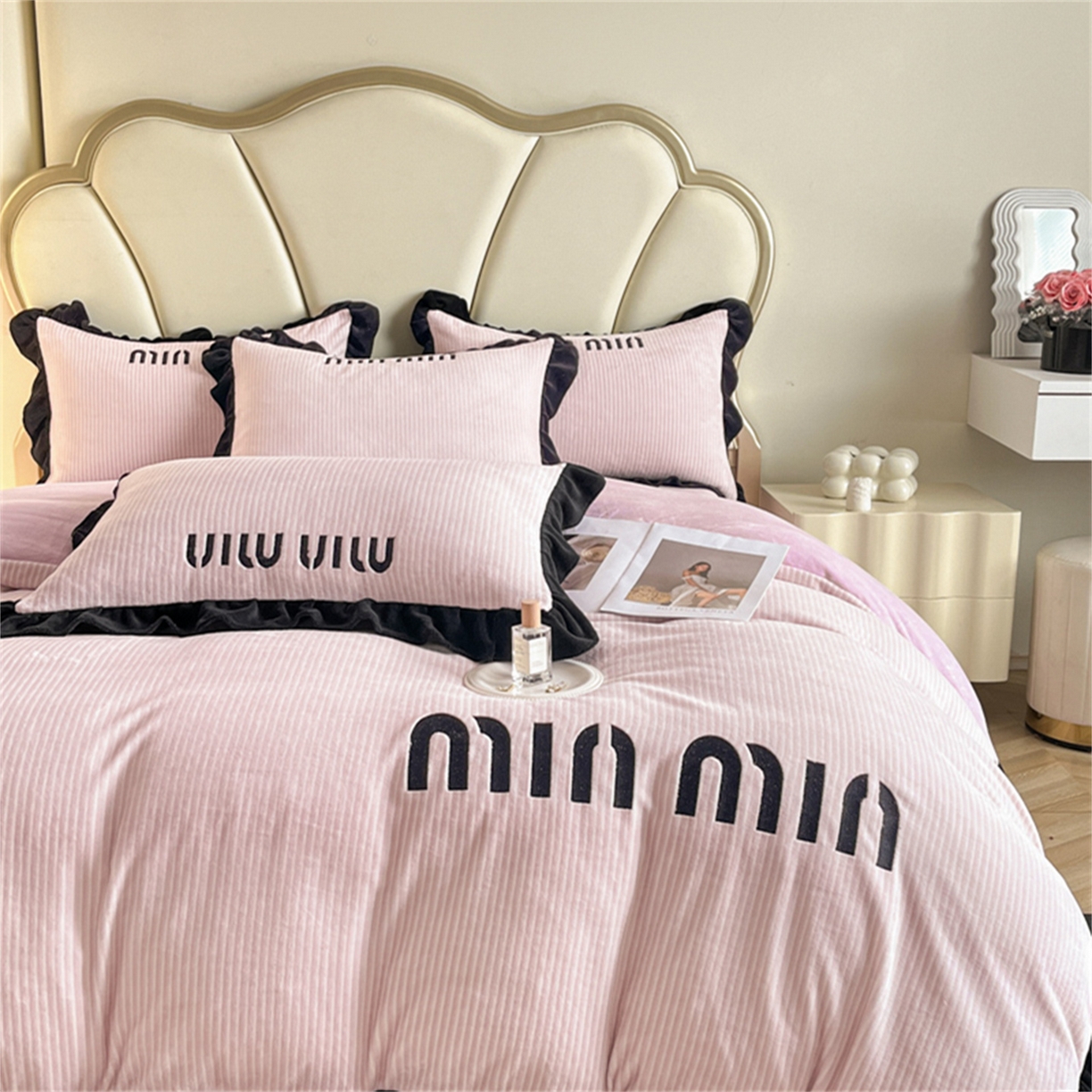 91家纺网 家纺一手货源 找家纺 博纳 2025新款210克全消光牛奶绒绣花撞色花边吊边床单四件套-遇见 豆沙