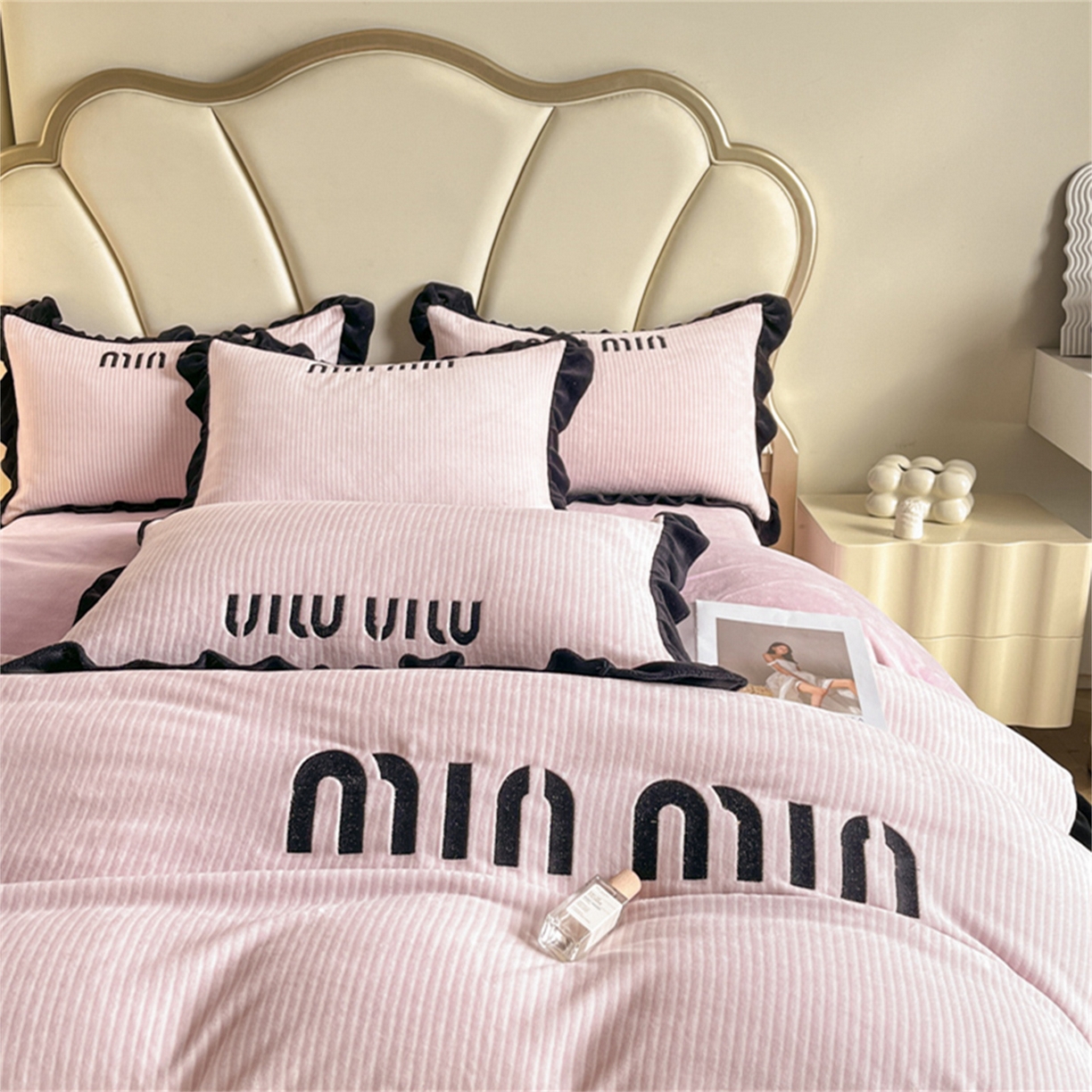 91家纺网 家纺一手货源 找家纺 博纳 2025新款210克全消光牛奶绒绣花撞色花边吊边床单四件套-遇见 豆沙