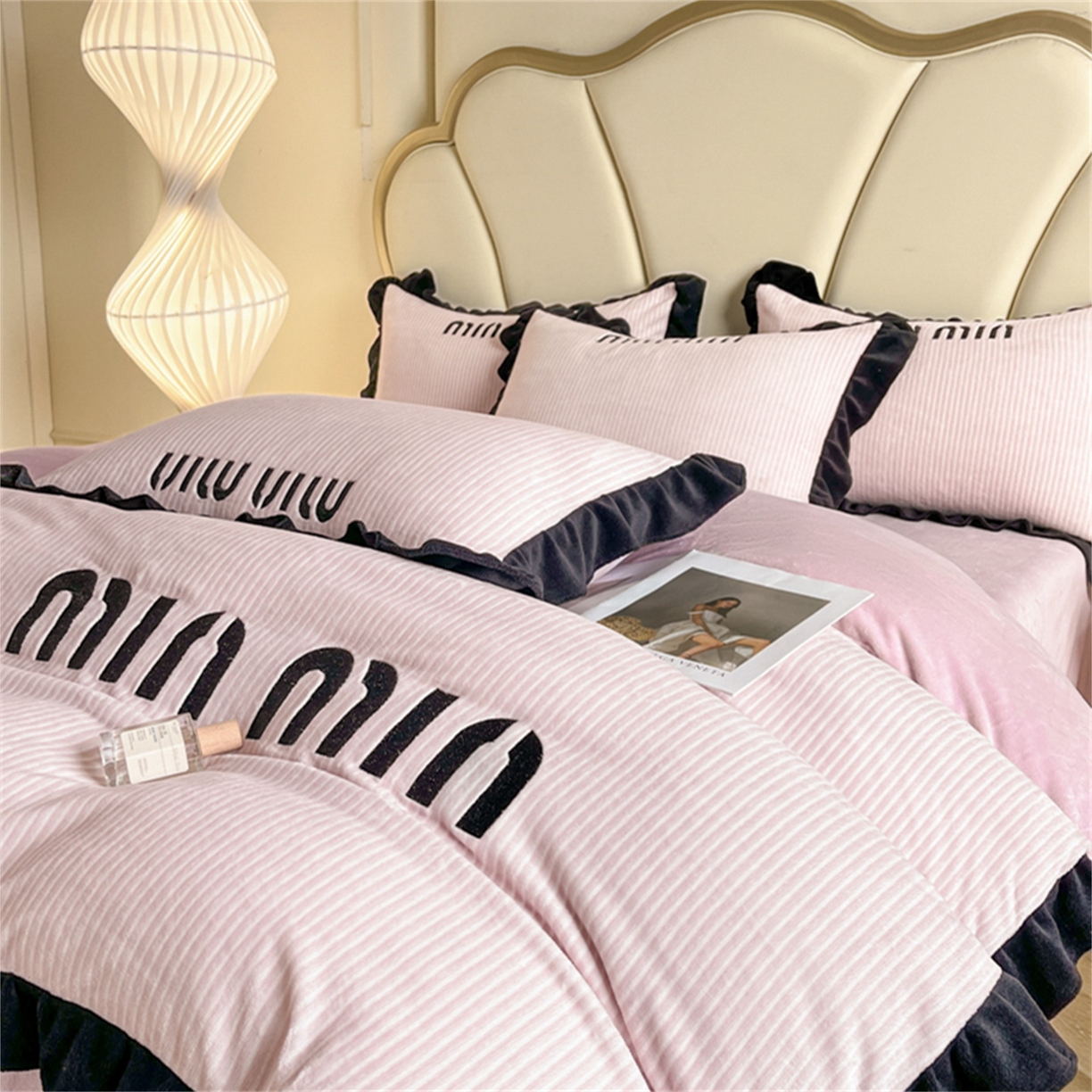 91家纺网 家纺一手货源 找家纺 博纳 2025新款210克全消光牛奶绒绣花撞色花边吊边床单四件套-遇见 豆沙