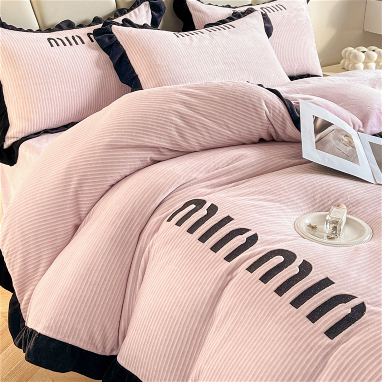 91家纺网 家纺一手货源 找家纺 博纳 2025新款210克全消光牛奶绒绣花撞色花边吊边床单四件套-遇见 豆沙