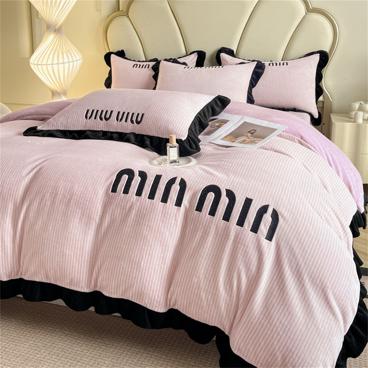 91家纺网 家纺一手货源 找家纺 博纳 2025新款210克全消光牛奶绒绣花撞色花边吊边床单四件套-遇见 豆沙