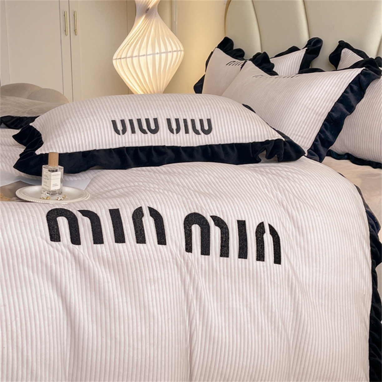 91家纺网 家纺一手货源 找家纺 博纳 2025新款210克全消光牛奶绒绣花撞色花边吊边床单四件套-遇见 奶咖