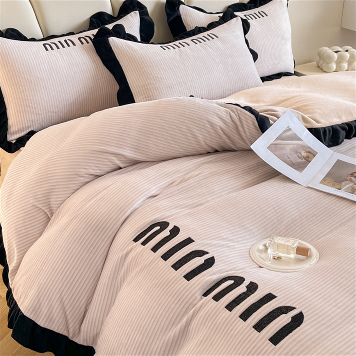 91家纺网 家纺一手货源 找家纺 博纳 2025新款210克全消光牛奶绒绣花撞色花边吊边床单四件套-遇见 奶咖