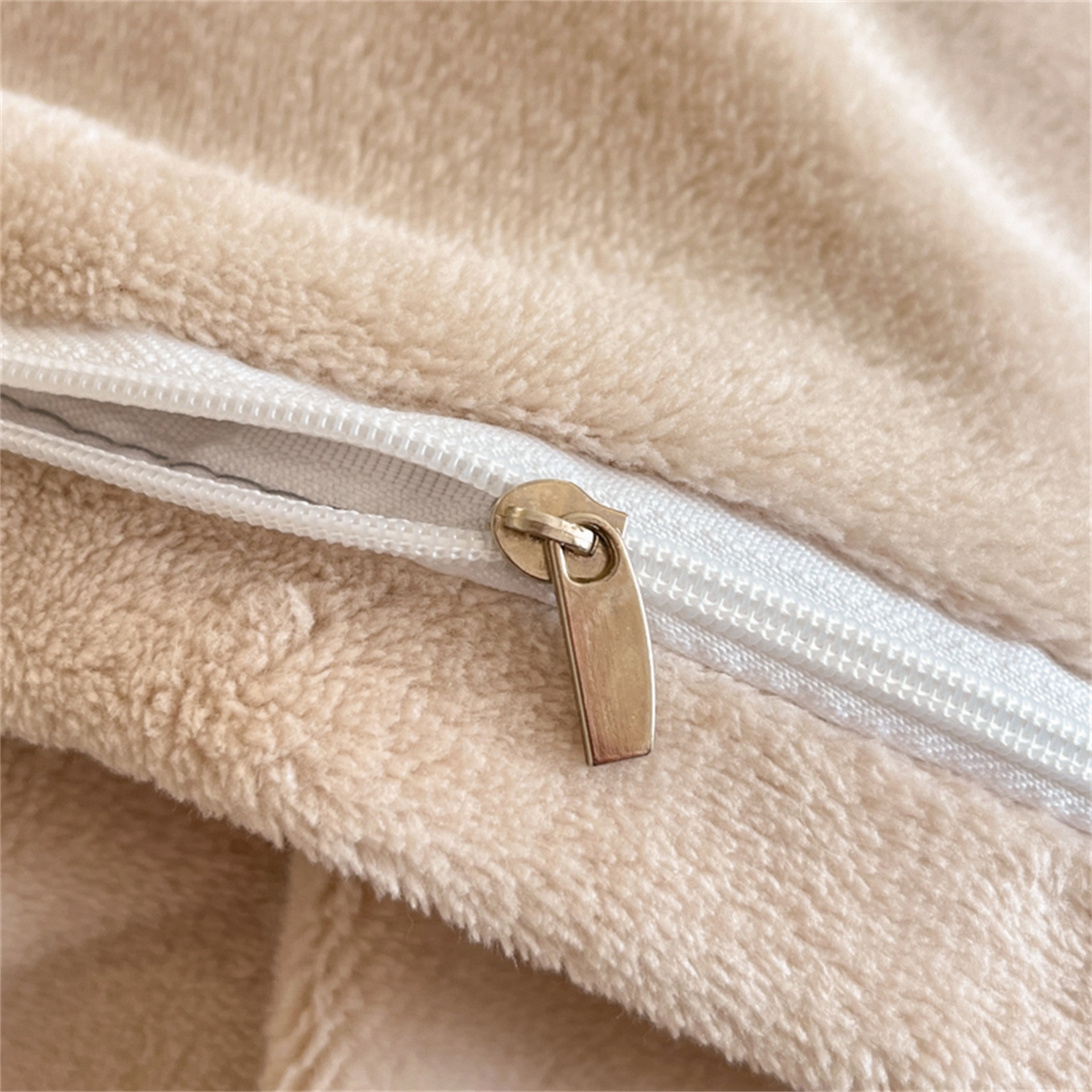 91家纺网 家纺一手货源 找家纺 博纳 2025新款210克全消光牛奶绒绣花撞色花边吊边床单四件套-遇见 奶咖