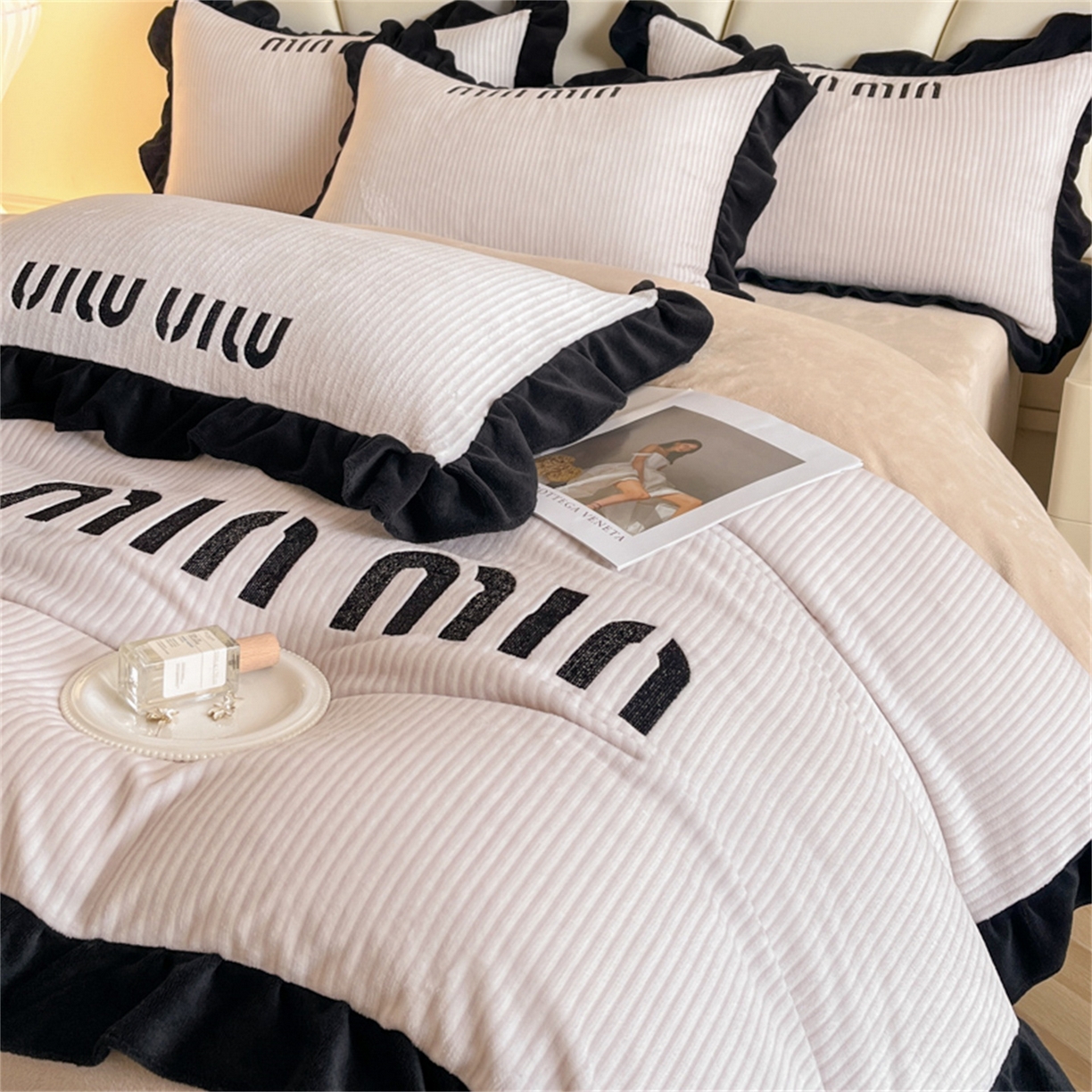 91家纺网 家纺一手货源 找家纺 博纳 2025新款210克全消光牛奶绒绣花撞色花边吊边床单四件套-遇见 奶咖