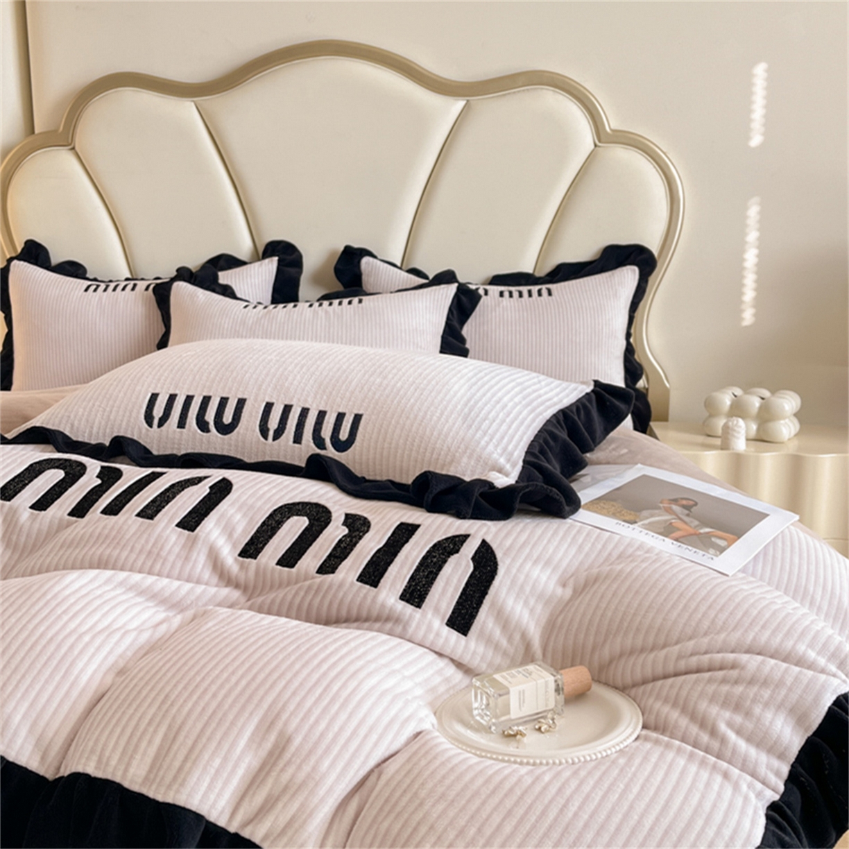 91家纺网 家纺一手货源 找家纺 博纳 2025新款210克全消光牛奶绒绣花撞色花边吊边床单四件套-遇见 奶咖