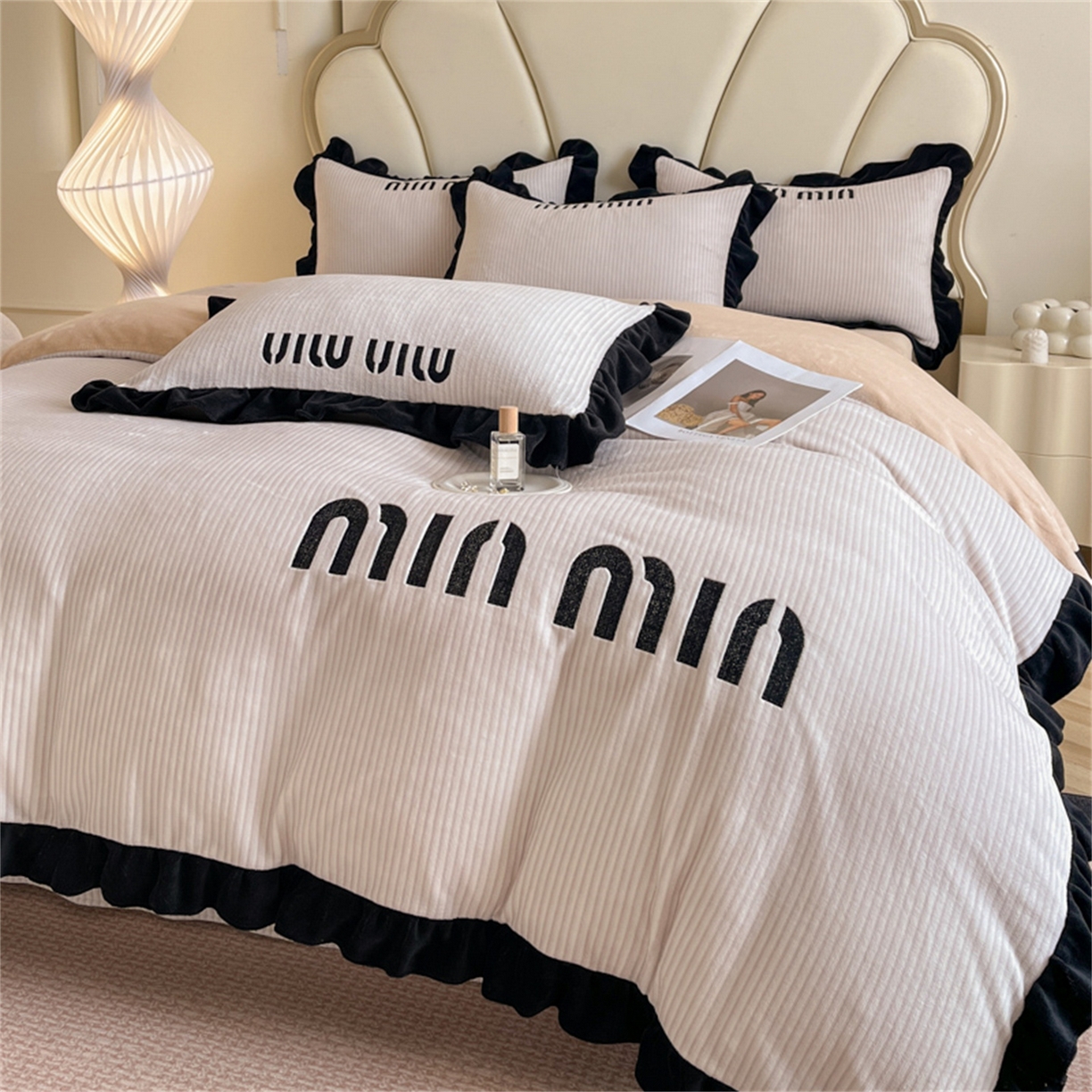 91家纺网 家纺一手货源 找家纺 博纳 2025新款210克全消光牛奶绒绣花撞色花边吊边床单四件套-遇见 奶咖