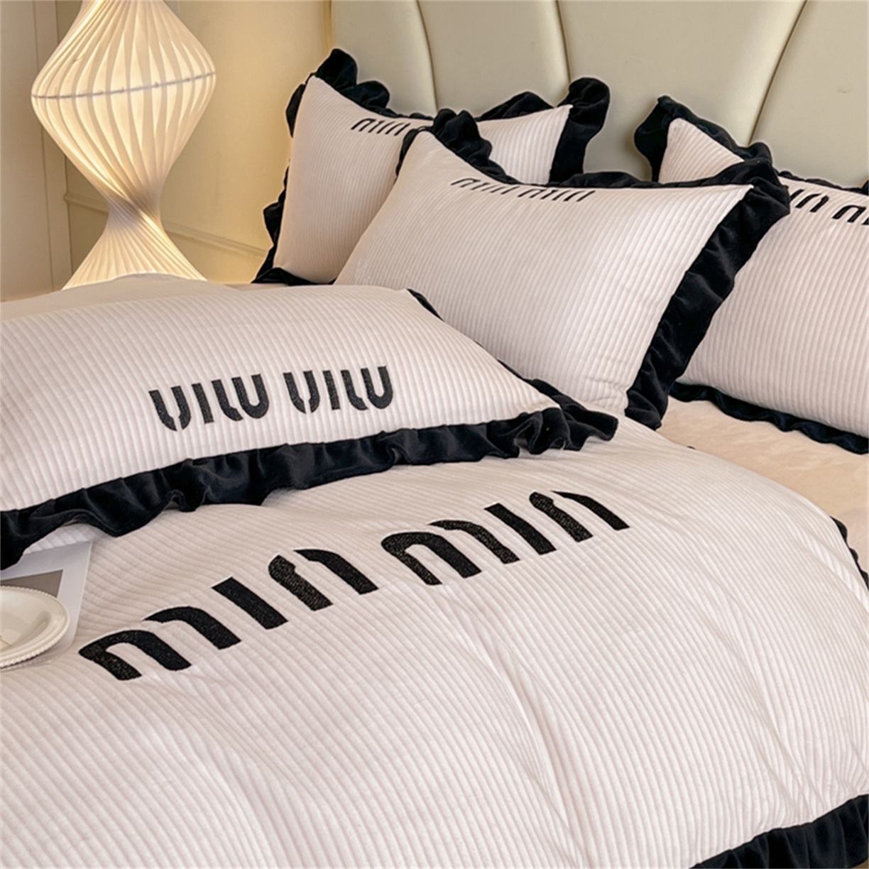 91家纺网 家纺一手货源 找家纺 博纳 2025新款210克全消光牛奶绒绣花撞色花边吊边床单四件套-遇见 奶咖