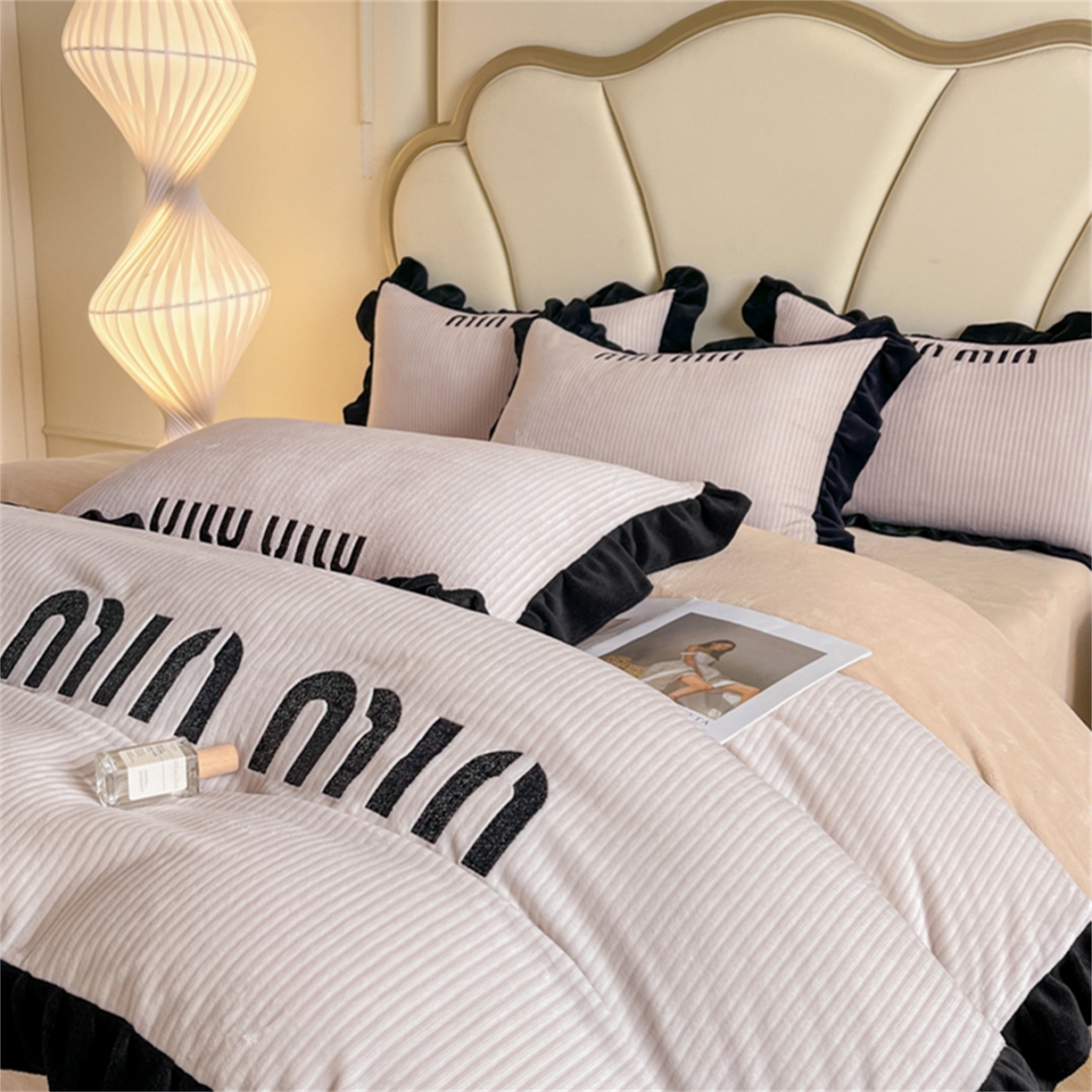 91家纺网 家纺一手货源 找家纺 博纳 2025新款210克全消光牛奶绒绣花撞色花边吊边床单四件套-遇见 奶咖