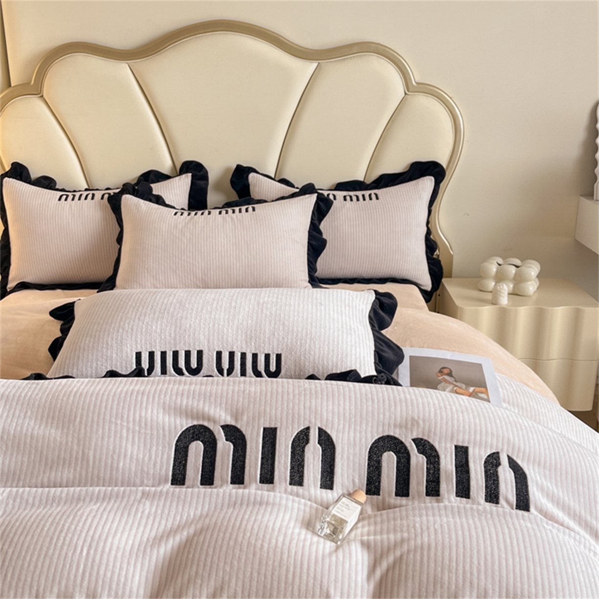 91家纺网 家纺一手货源 找家纺 博纳 2025新款210克全消光牛奶绒绣花撞色花边吊边床单四件套-遇见 奶咖