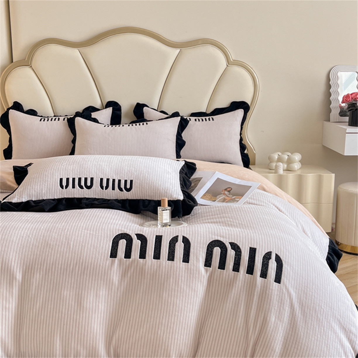 91家纺网 家纺一手货源 找家纺 博纳 2025新款210克全消光牛奶绒绣花撞色花边吊边床单四件套-遇见 奶咖