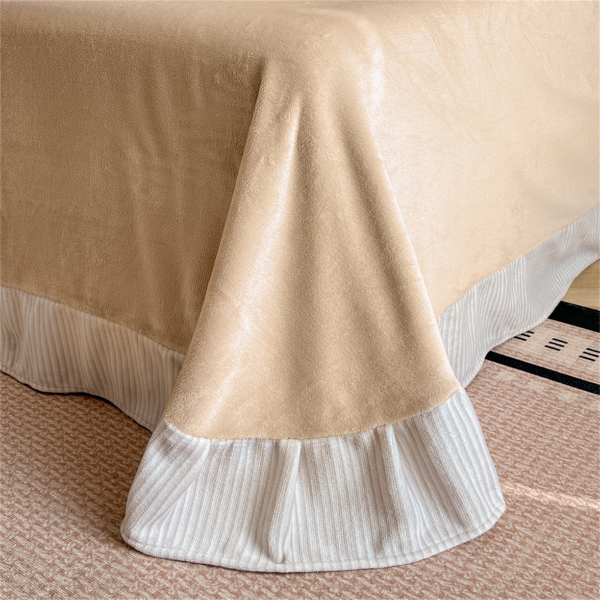 91家纺网 家纺一手货源 找家纺 博纳 2025新款210克全消光牛奶绒绣花撞色花边吊边床单四件套-遇见 奶咖