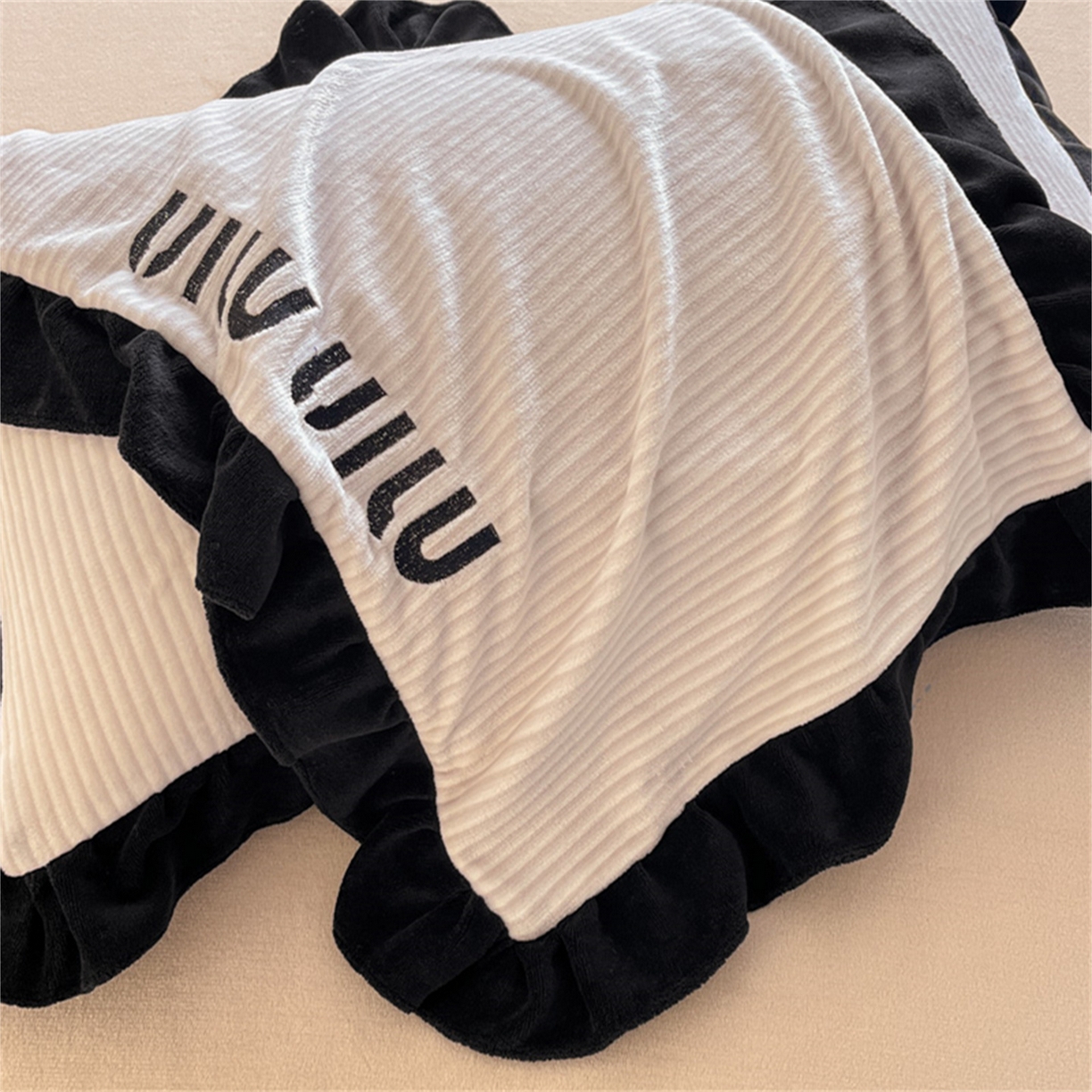 91家纺网 家纺一手货源 找家纺 博纳 2025新款210克全消光牛奶绒绣花撞色花边吊边床单四件套-遇见 奶咖