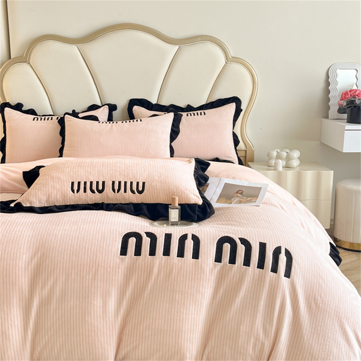 91家纺网 家纺一手货源 找家纺 博纳 2025新款210克全消光牛奶绒绣花撞色花边吊边床单四件套-遇见 暖橘