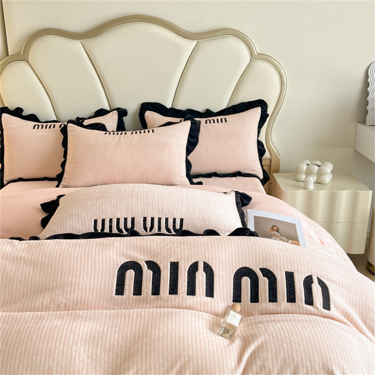 91家纺网 家纺一手货源 找家纺 博纳 2025新款210克全消光牛奶绒绣花撞色花边吊边床单四件套-遇见 暖橘