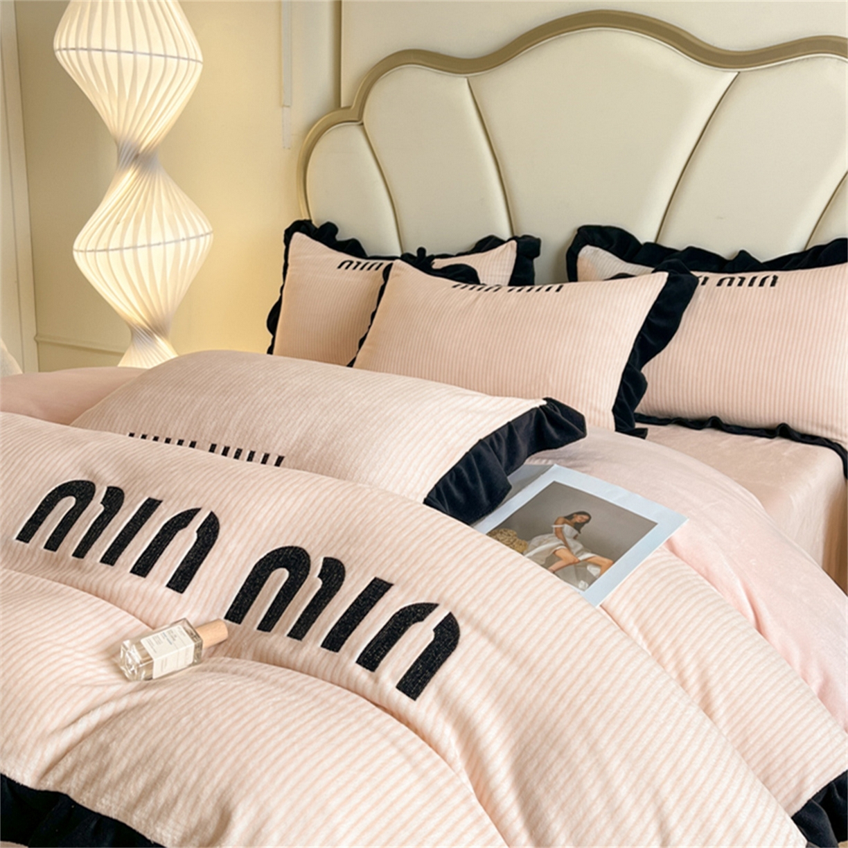 91家纺网 家纺一手货源 找家纺 博纳 2025新款210克全消光牛奶绒绣花撞色花边吊边床单四件套-遇见 暖橘