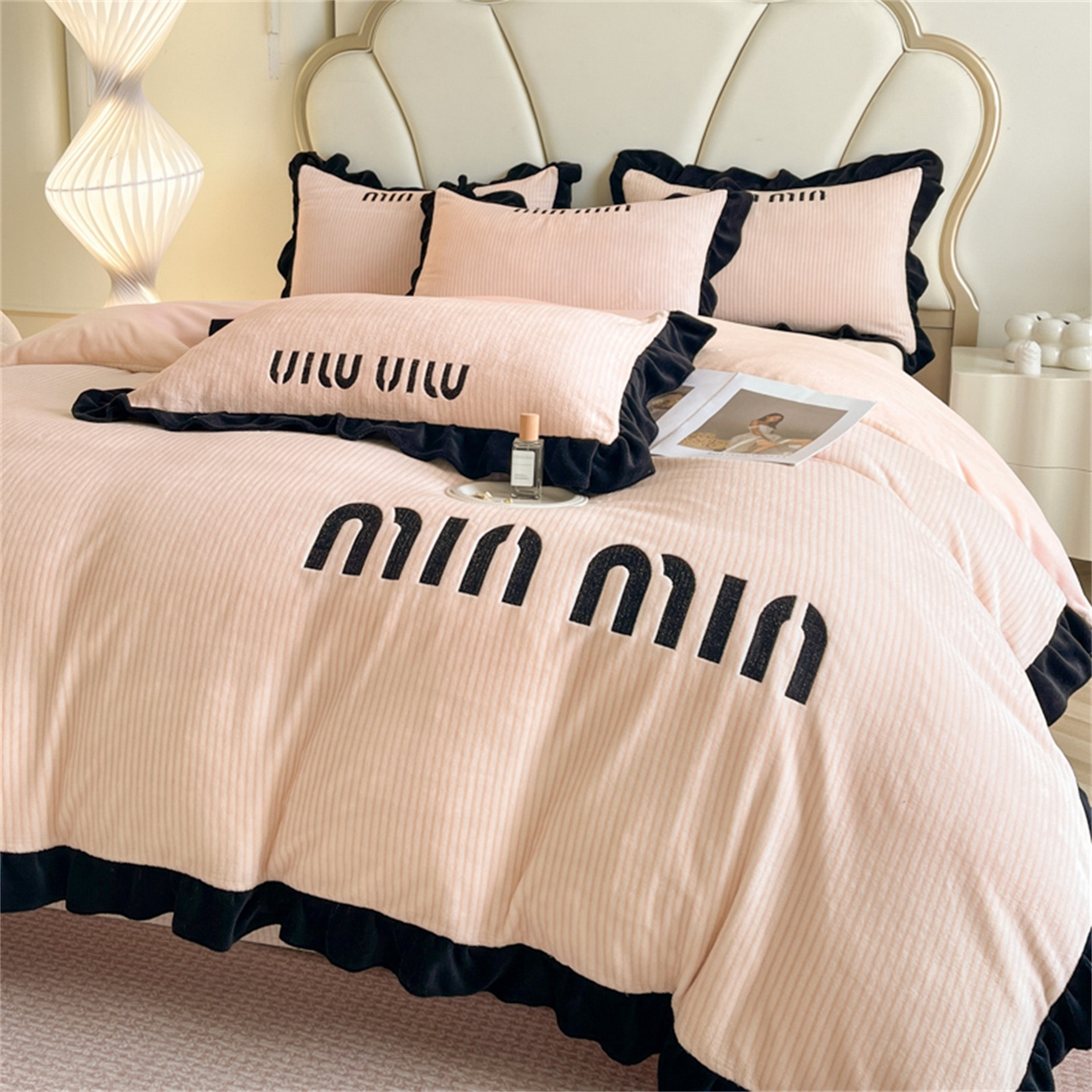 91家纺网 家纺一手货源 找家纺 博纳 2025新款210克全消光牛奶绒绣花撞色花边吊边床单四件套-遇见 暖橘