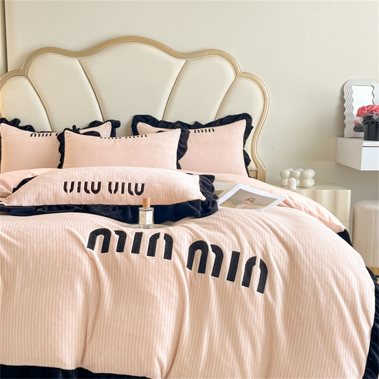 91家纺网 家纺一手货源 找家纺 博纳 2025新款210克全消光牛奶绒绣花撞色花边吊边床单四件套-遇见 暖橘