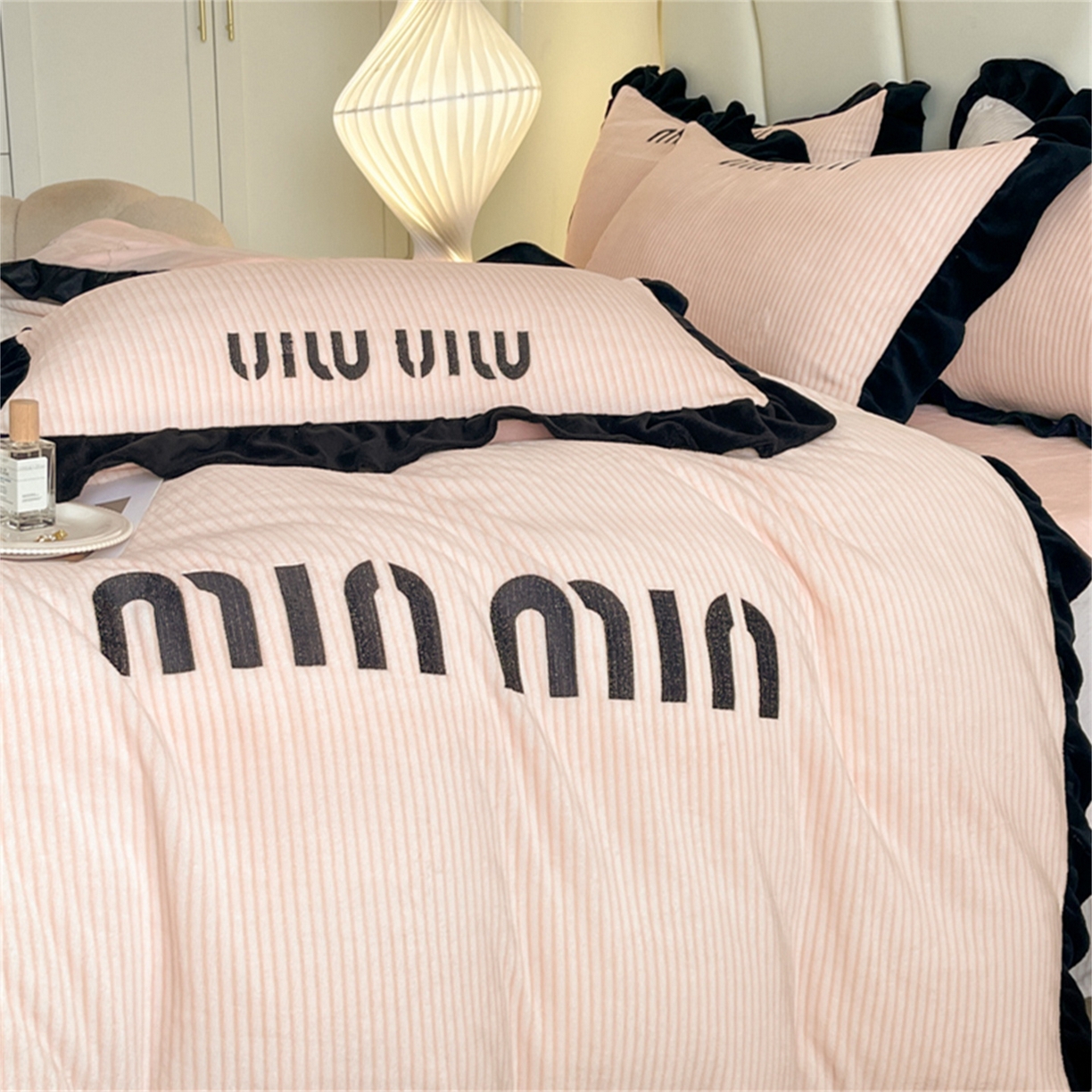 91家纺网 家纺一手货源 找家纺 博纳 2025新款210克全消光牛奶绒绣花撞色花边吊边床单四件套-遇见 暖橘